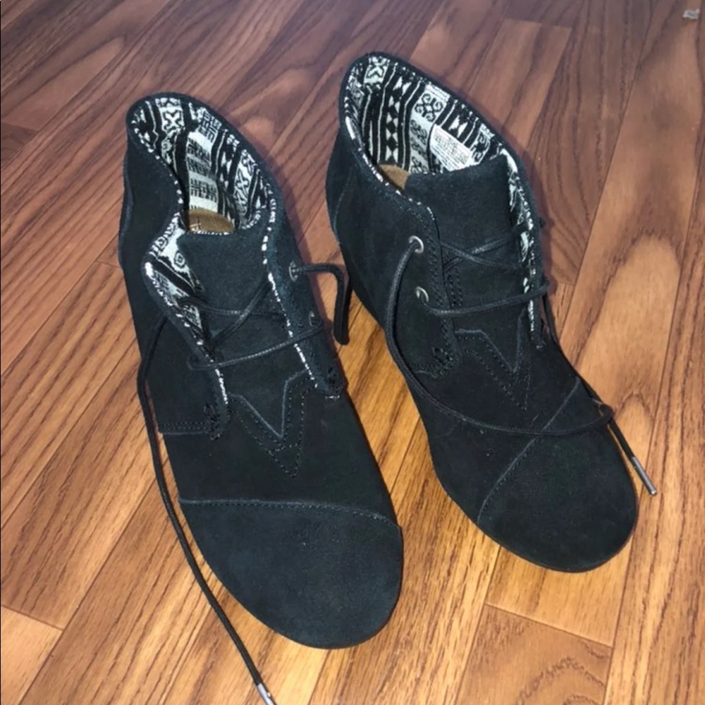 Black suade Toms booties.